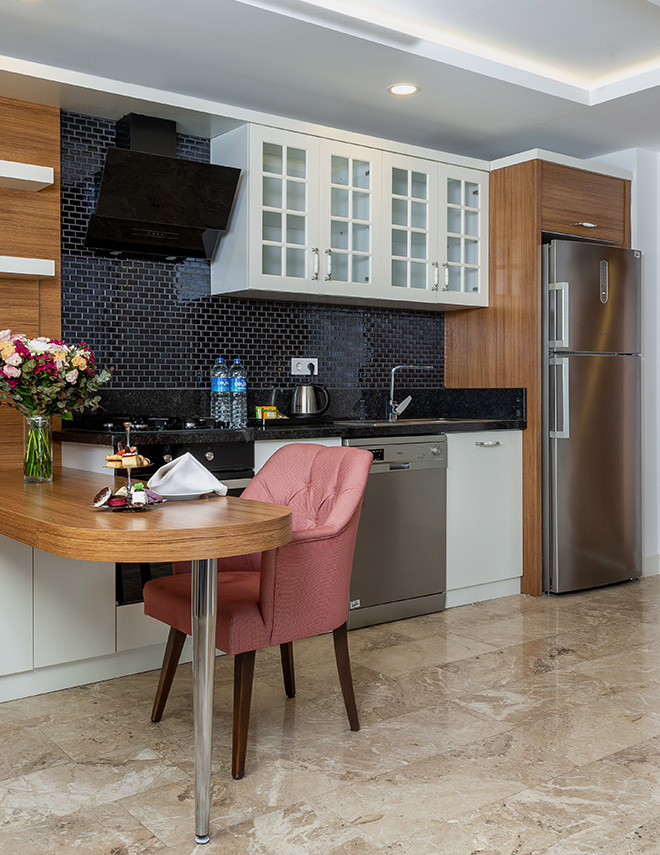 Deluxe Superior Suite, ayrı yaşam alanları ile ev konforunu sağlayan donanımları bir araya getirerek rahat bir tatil imkanı sağlar.