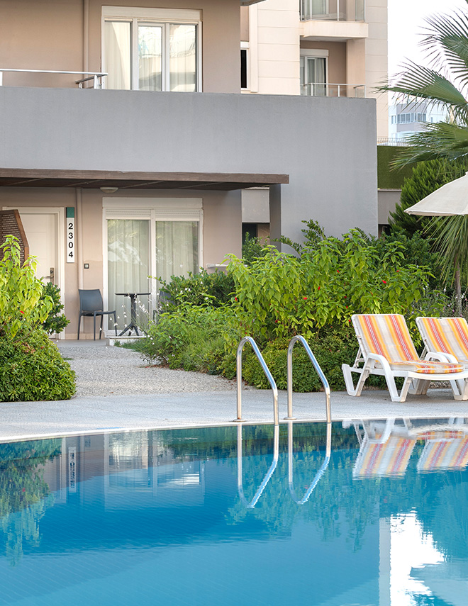 Konforlu konaklama deneyimini havuz erişimiyle birleştirerek ayrıcalıklı bir tatil sunar.