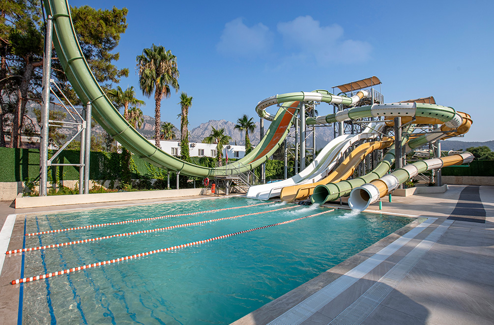 Heyecan ve adrenalini Akdeniz rüzgarıyla buluşturan Aquapark, hem yetişkinler hem de çocuklar için macera dolu anlar yaratır.