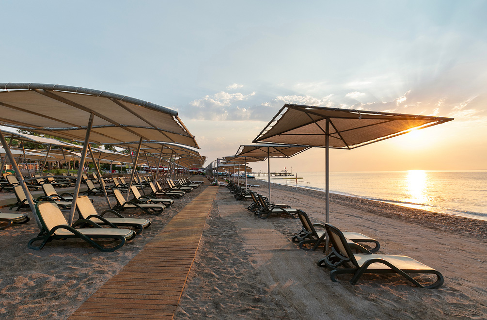 Greenwood Kemer Resort'un ince kumlu sahili ve temiz denizi, konukları şezlong konforunda Akdeniz'in sakin dalgalarıyla buluşturur.