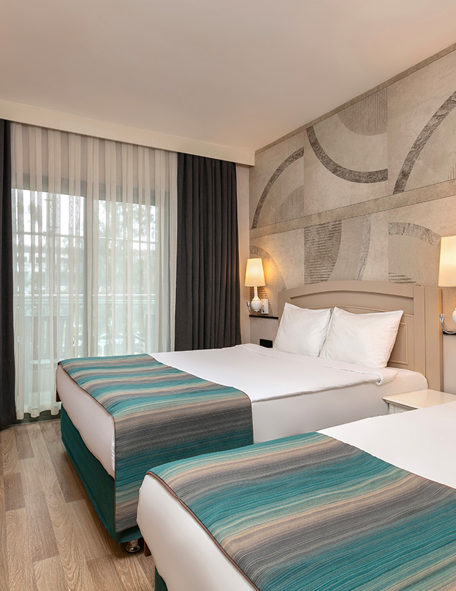 Ferah ve şık detaylarla donatılan Standart Oda, tatil keyfini dinlendirici bir konfor ile buluşturur.