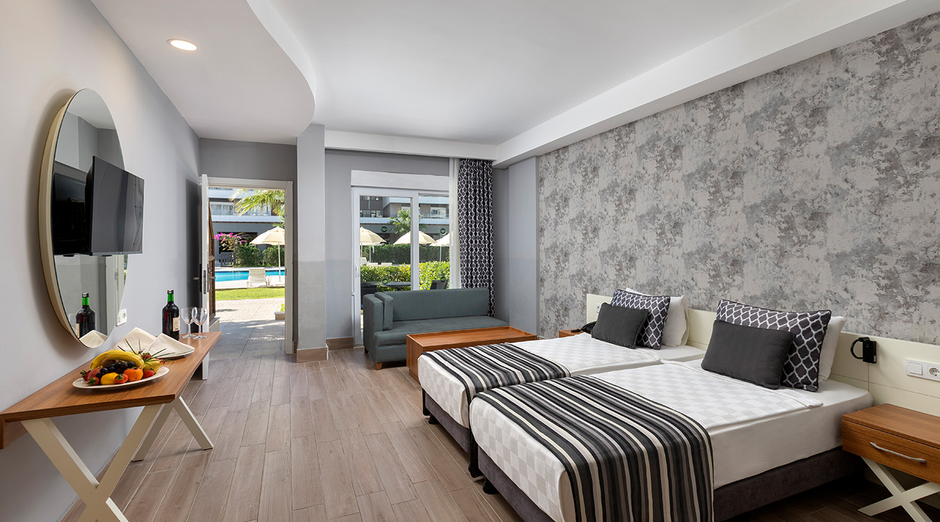 Deluxe Pool Suite